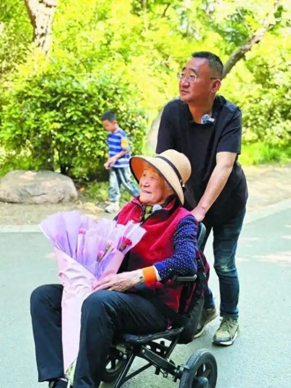 53岁孝子推着九旬母亲爬上大蜀山近年来陪母亲玩遍合肥近200个景点